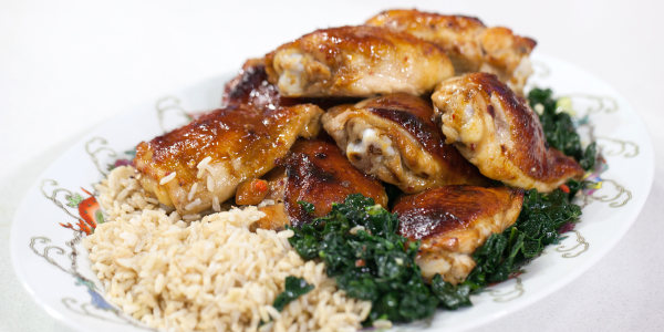Muslos de pollo Hoisin con miel y col rizada asada