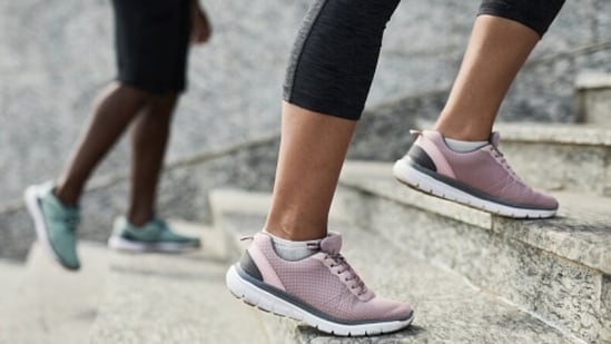 1. Haz una caminata natural por la mañana: Caminar o cualquier forma de ejercicio puede ayudar a aumentar la energía, mejorar la circulación sanguínea y prevenir enfermedades crónicas como la diabetes y las enfermedades cardiovasculares.  (desinstalar)
