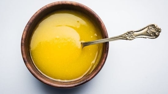 2. Añade ghee a tu dieta: El ghee contiene grasas saludables y puede mantener tu piel hidratada.  También puedes usarlo externamente para prevenir arrugas.  (Persiana)