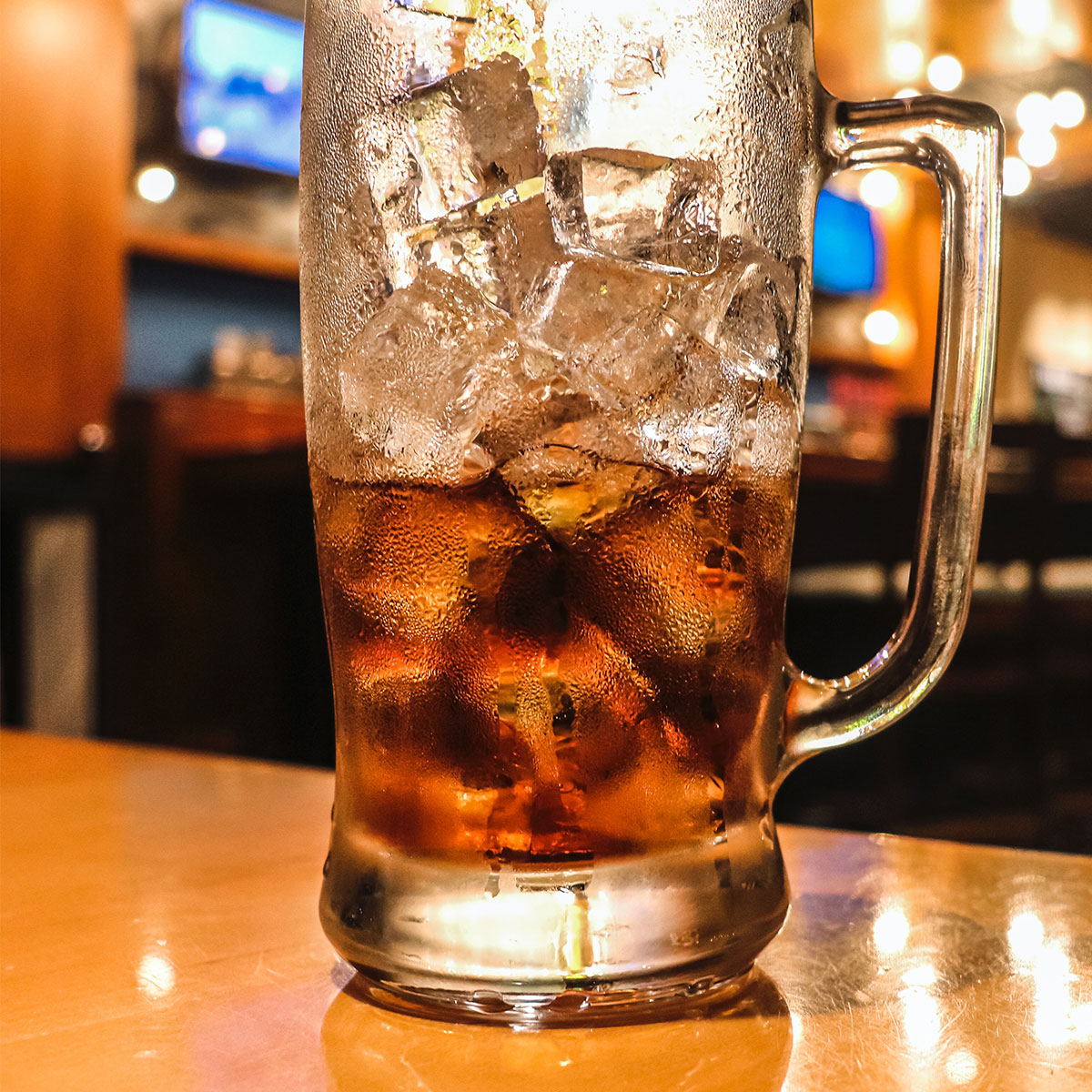 una taza de cola con hielo