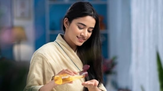 5. Lubrica tu cuero cabelludo para fortalecer tu cabello: La caída del cabello puede comenzar con la edad, pero puede tratarse con los nutrientes y la lubricación adecuados de tus hermosos mechones.  (imágenes falsas)