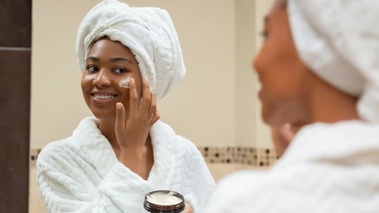 Paso 1: Crema hidratante: comience usando una crema hidratante ligera para hidratar su piel.  Esto crea un lienzo suave para el maquillaje y mantiene tu piel con un aspecto fresco.  (desinstalar)