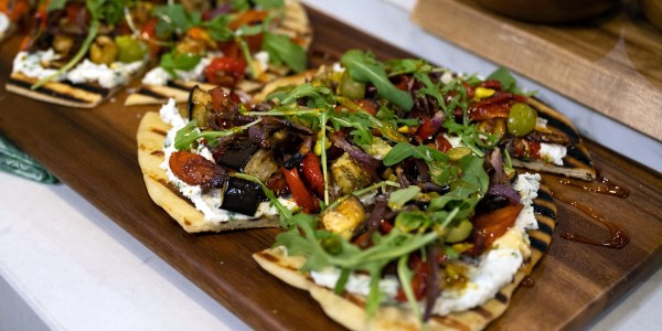 Pan De Queso Vegetal A La Parrilla Con Queso Poat Con Hierbas Y Cobertura De Miel Caliente