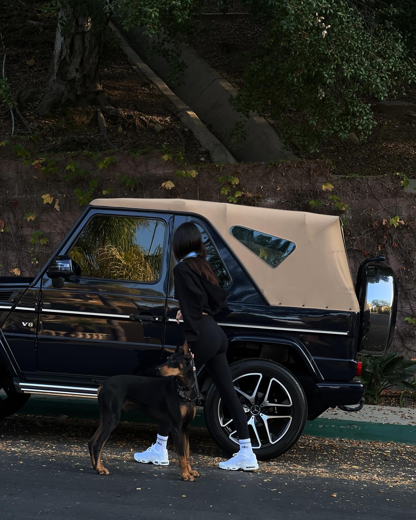 De nuevo se paró frente a su lujosa Mercedes-Benz G-wagon.
