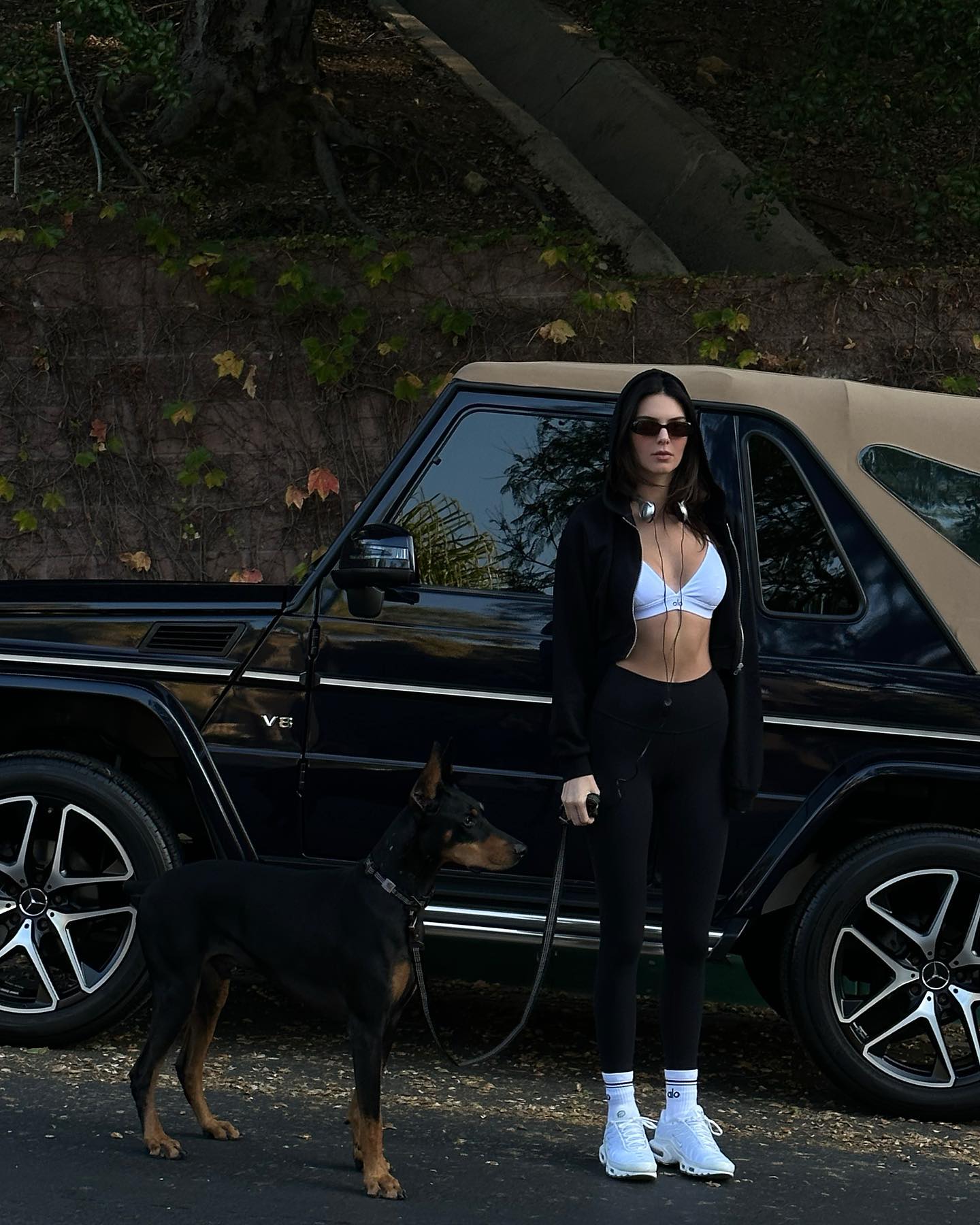 La supermodelo ha respaldado la marca de ropa deportiva Alo luciendo sus productos.