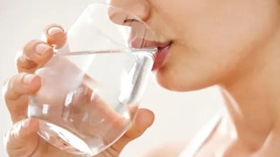 Buenos días: comenzar el día con un desayuno equilibrado que incluya proteínas, fibra y otras grasas saludables puede ayudar a estabilizar los niveles de azúcar en sangre y reducir los antojos inmediatos de cafeína.  Beber un vaso de agua rehidrata tu cuerpo después de una buena noche de descanso, haciéndote menos dependiente de la cafeína para despertarte. (Unsplash)