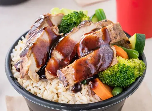 Prepara con pollo teriyaki, arroz integral, zanahorias y brócoli.