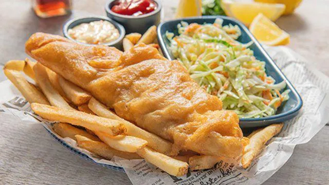 Pescado y patatas fritas con langosta roja