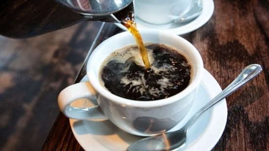 Análisis de cafeína: llevar un diario de cafeína puede proporcionar información valiosa sobre cómo la cafeína afecta su cuerpo.  Sea consciente del tiempo y la cantidad de cafeína consumida y observe cómo afecta sus niveles de energía, estado de ánimo y patrones de sueño.  Este registro puede ayudarle a identificar patrones y realizar cambios en su consumo de cafeína si es necesario.  (desinstalar)