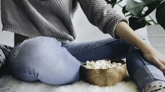 10. No te sientes por más de 30-35 minutos: El sedentarismo puede hacerte propenso a sufrir enfermedades crónicas como diabetes, enfermedades cardíacas entre otras.  Evite sentarse por largos períodos de tiempo.  (desinstalar)