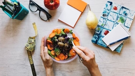 Control de las porciones: tenga en cuenta el tamaño de las porciones, especialmente con bebidas energéticas que pueden contener niveles excesivos de cafeína.  Elige tazas pequeñas o comparte un café grande con un amigo si quieres disfrutar sin excederte (Freepik)