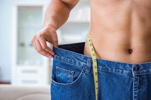 La persona que usa los pantalones más grandes en el recuerdo de la pérdida de peso
