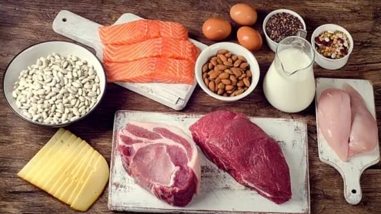 3. Enfrentar deficiencias de nutrientes: el VIH puede causar deficiencias de nutrientes debido a mayores requerimientos de nutrientes, malabsorción o cambios en el metabolismo.  Abordar estas debilidades es importante para la salud en general.  Incluir una variedad de alimentos y suplementos ricos en nutrientes puede ayudar a reponer vitaminas y minerales importantes, como la vitamina D, la vitamina B12, el hierro y el zinc, que a menudo son deficientes en las personas con VIH.  (desinstalar)
