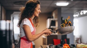 una mujer que cocina