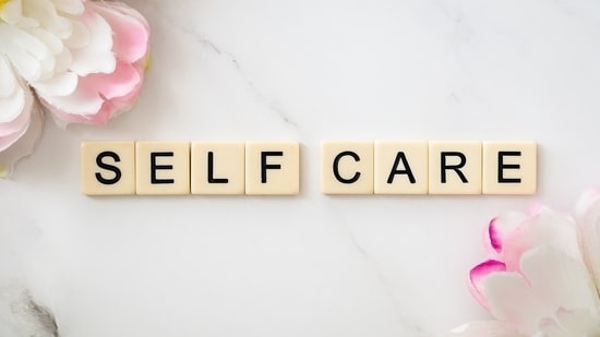 6. Promoción de la salud mental: Vivir con VIH implica no sólo problemas físicos sino también estrés emocional y mental.  La nutrición juega un papel en el apoyo a la salud mental.  Los alimentos ricos en ácidos grasos omega-3, como el pescado graso y las semillas de lino, se han relacionado con una mejora del estado de ánimo y la función cognitiva.  (Pixabay)