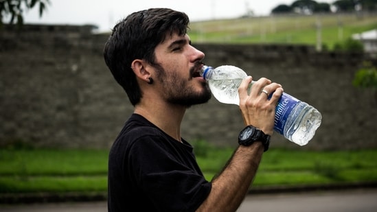 5. Hidratación: Mantenerse hidratado es importante para todos, pero es especialmente importante para las personas que viven con el VIH.  una hidratación adecuada favorece la digestión y la absorción de nutrientes y ayuda a reducir los efectos secundarios de los medicamentos.  Fomentar el consumo de agua, infusiones y bebidas ricas en electrolitos es importante para la salud en general.  (hacha)