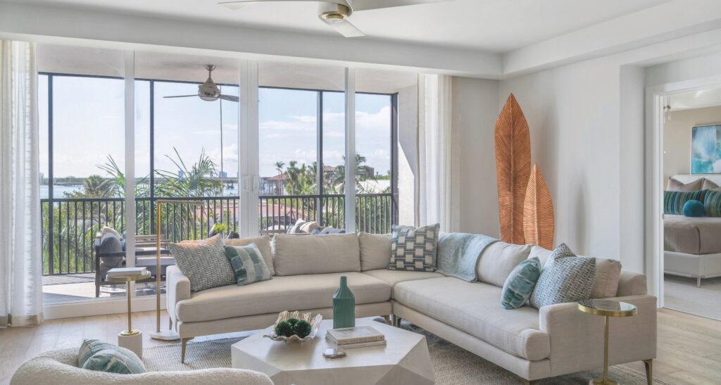 Grandview at Bay Beach cuenta con residencias de planta abierta que van desde 22,400400 a 22,900900 pies cuadrados con tres o cuatro habitaciones y planos de planta modernos y actualizados, colores y patrones de playa que imitan los que se encuentran en la naturaleza.