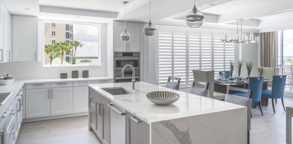 Representando un gran plano de planta en Grandview con 22,923923 pies cuadrados, el modelo Residence 301, una atractiva unidad de esquina, presenta una paleta playera que recuerda a las playas cercanas y un carácter transformador, convertible donde la gran sala desemboca en el comedor y la cocina gourmet.