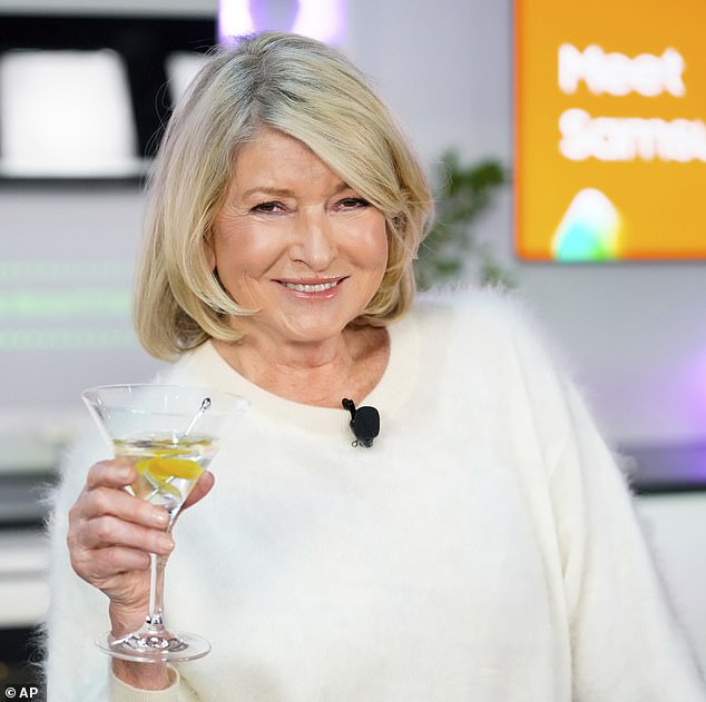Martha Stewart está siendo acusada de atribuirse el mérito de una receta que no preparó en los primeros años de su carrera en casa: imagen de 2024.