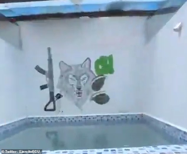 Soldados y policías allanaron una prisión en la provincia central de Cotopaxi en Ecuador y encontraron una piscina.  El ejército dijo que la prisión también cuenta con un club nocturno y celdas con camas dobles para los presos.