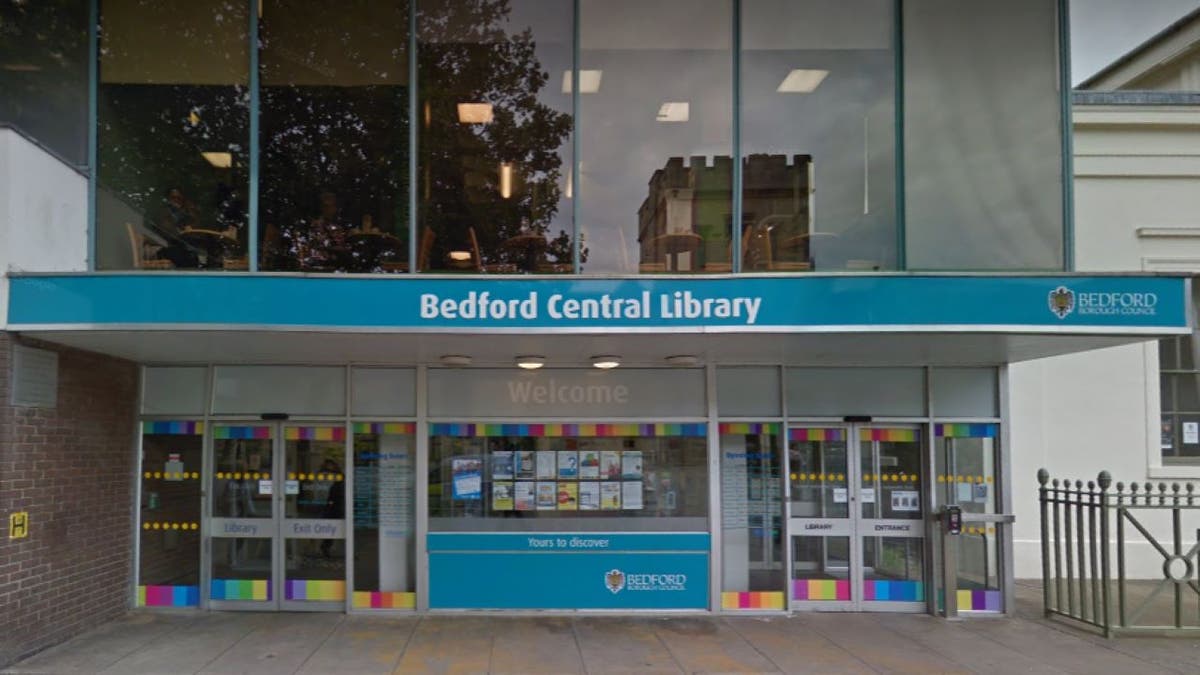 Biblioteca Central de Bedford afuera