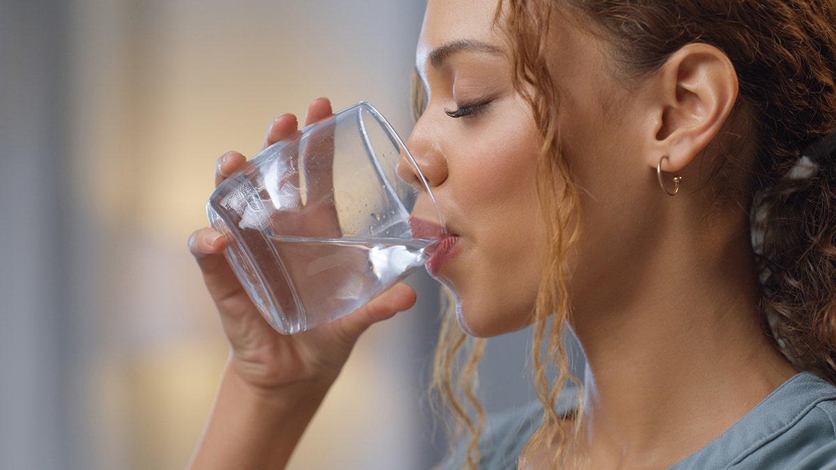 bebiendo un vaso de agua