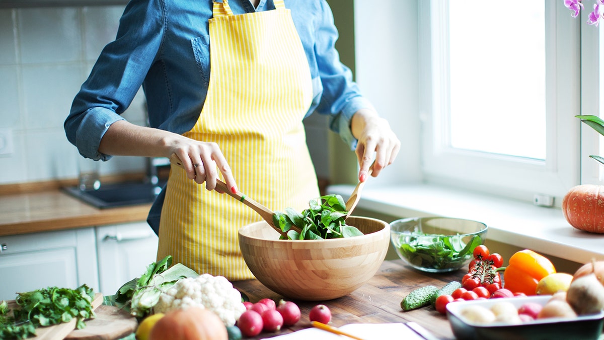 una mujer que hace una ensalada saludable