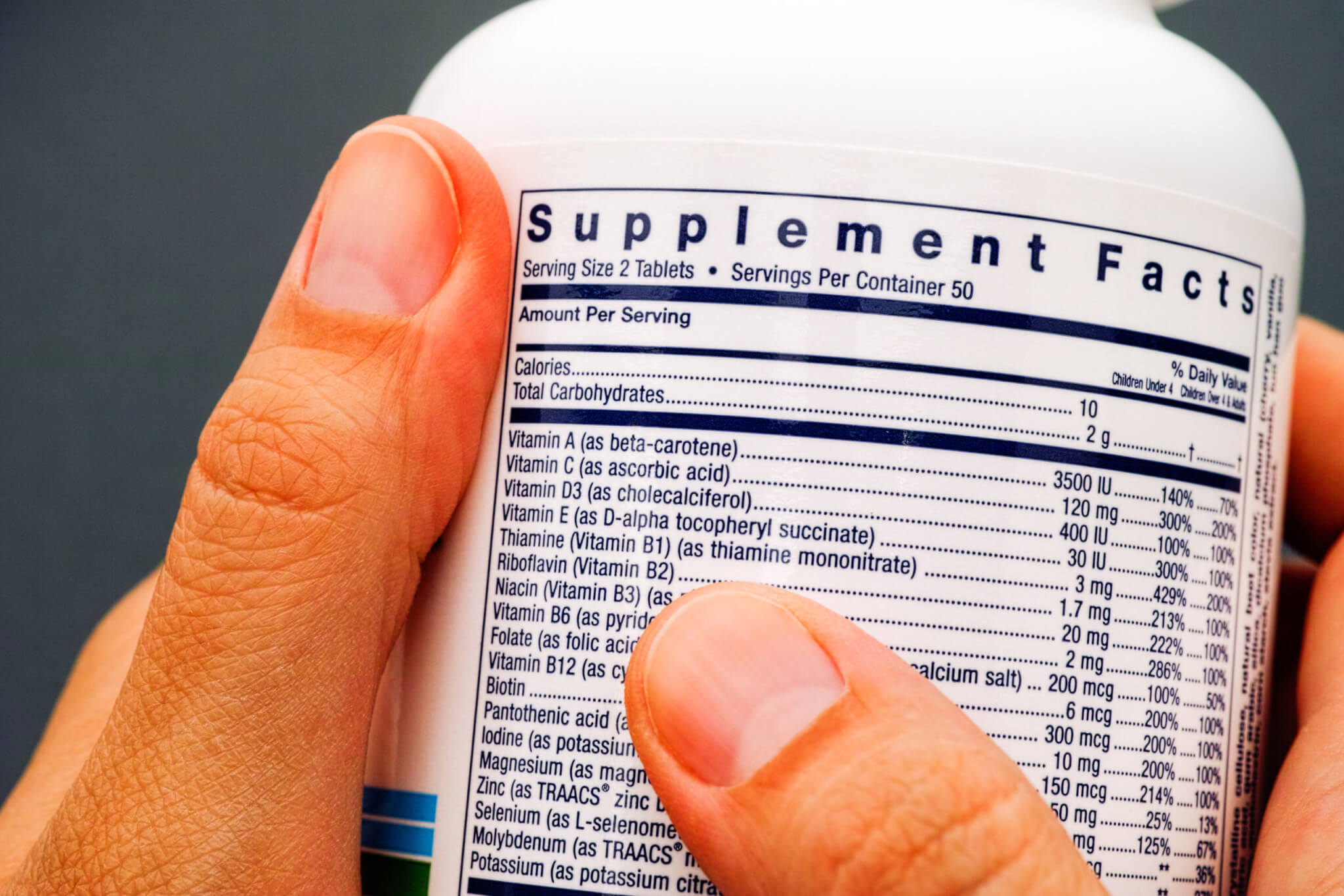 Frasco de suplemento multivitamínico o vitamínico
