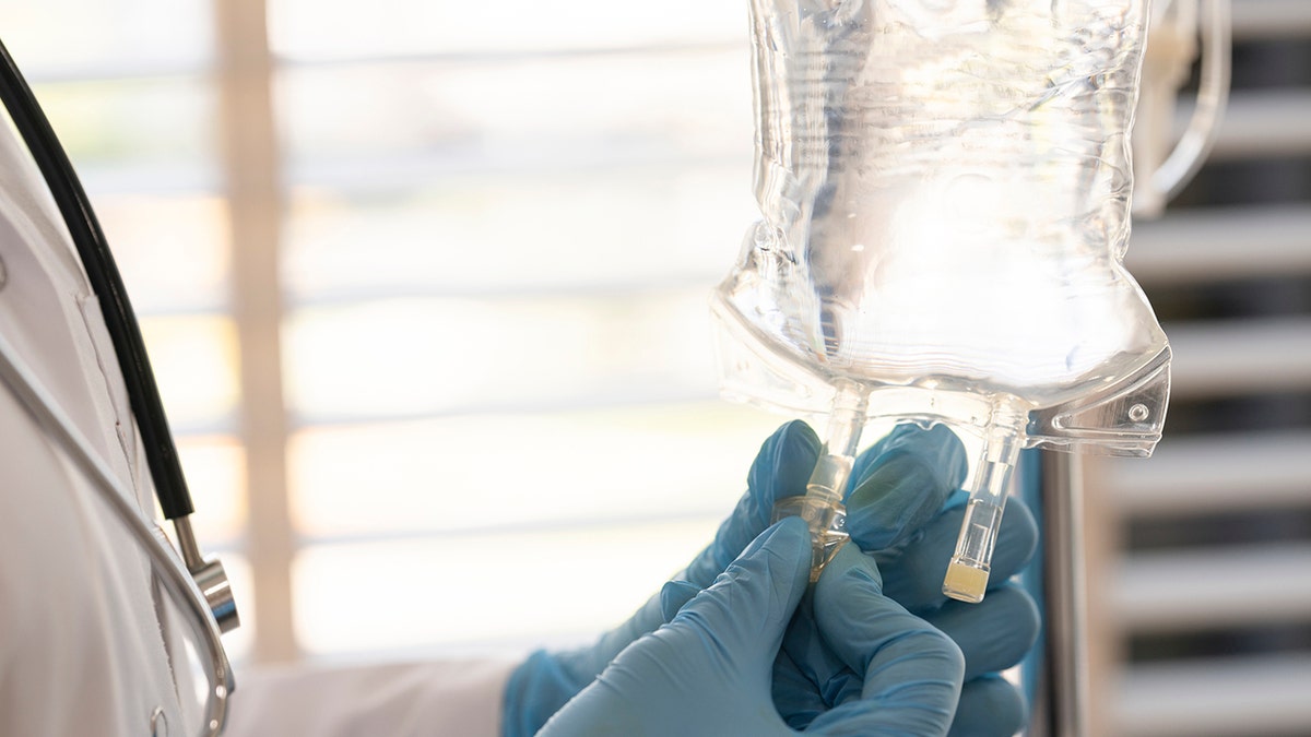 el médico prepara el goteo intravenoso
