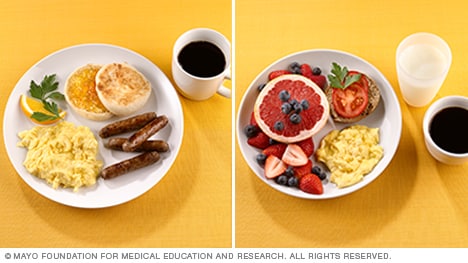 Huevos y salchichas versus un desayuno saludable con huevos y frutas