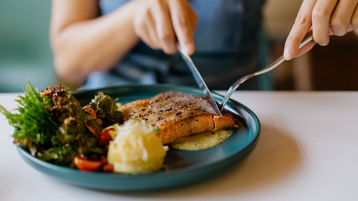 plato de salmón en un plato