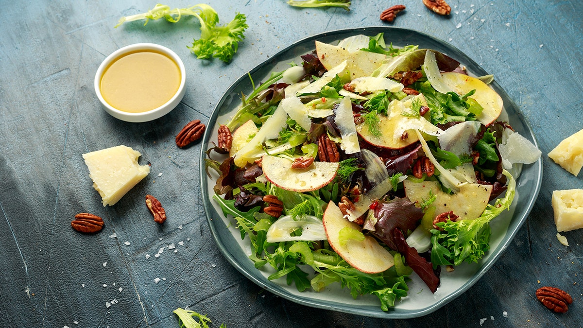 ensalada con aderezo a un lado