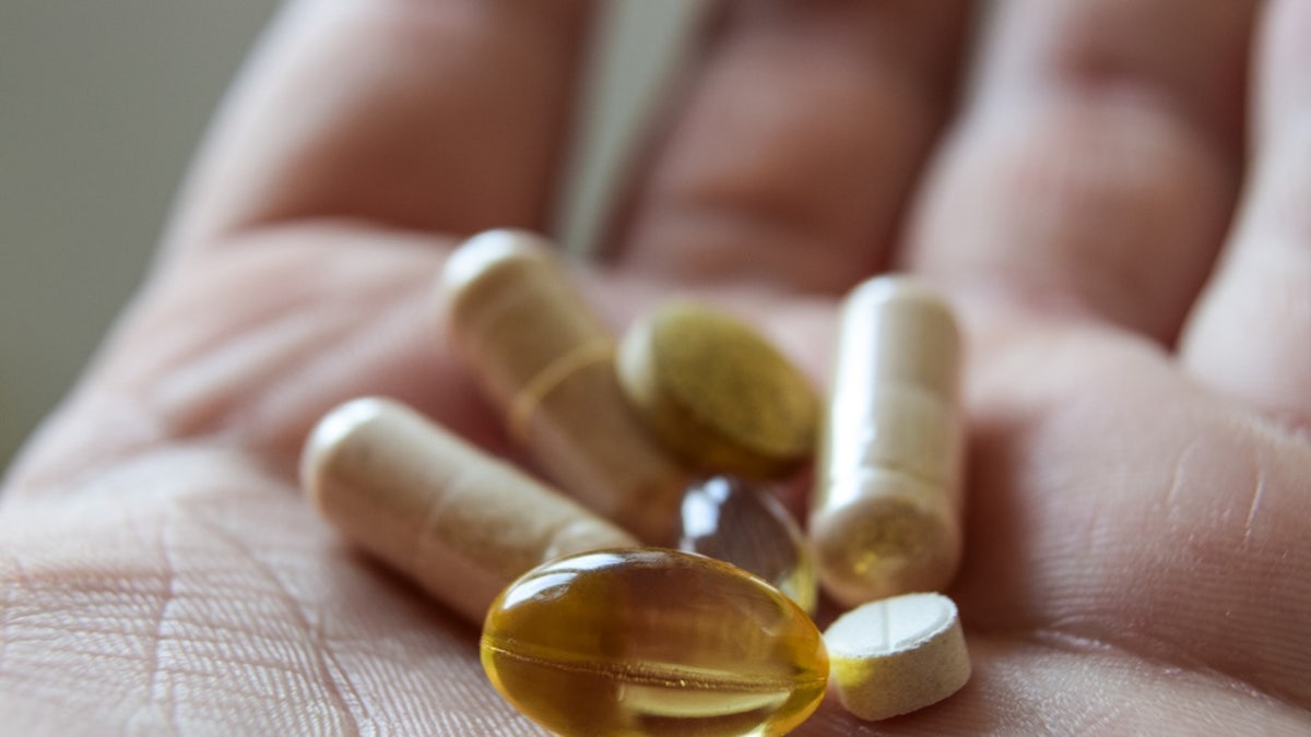 Vitamina de la mano humana.