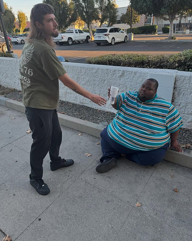 Blessing dijo que ha estado tratando de caminar más, pero tiene que detenerse con frecuencia debido al asma y al dolor en las piernas.