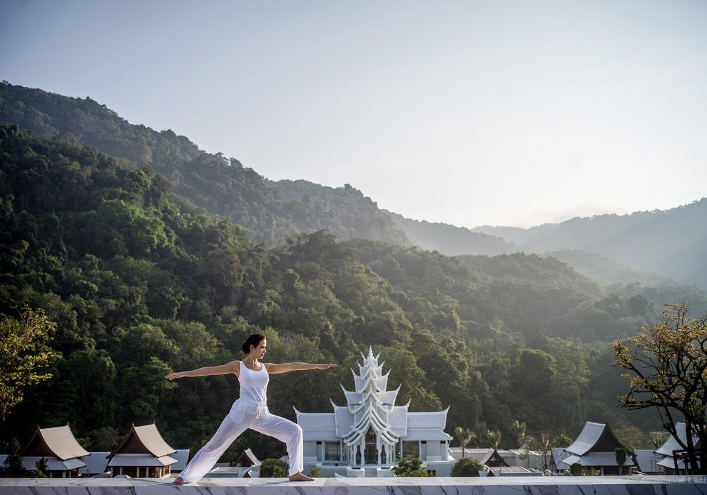 Yoga matinal con la naturaleza de fondo