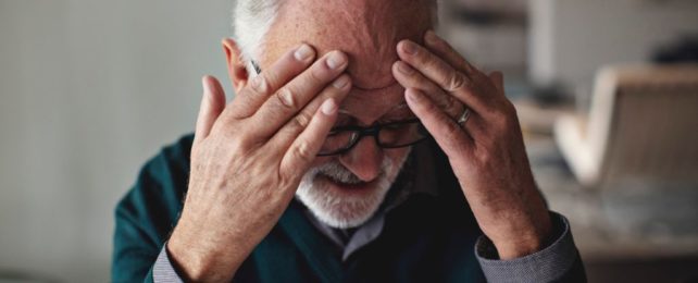 Síntomas angustiantes y pérdidas de pensamiento para adultos mayores conectados con la escasez de silencio