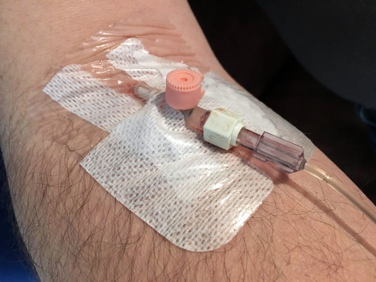 Alguien con un cantu de su mano.