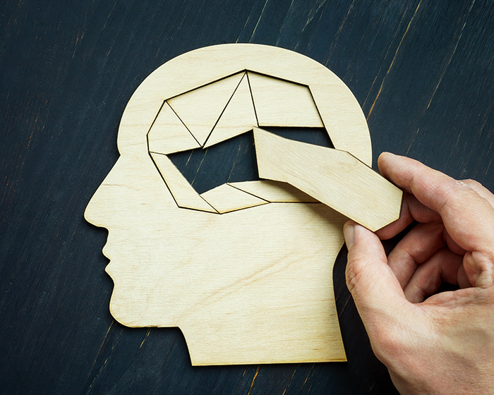 El rompecabezas de la cabeza de una persona con piezas perdidas de la cabeza de primera cabeza para ver el primer Alzheimer.
