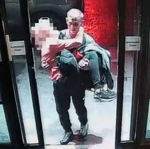 Comfs CCTV Lufture de Michael Harvey La cara se oscurece