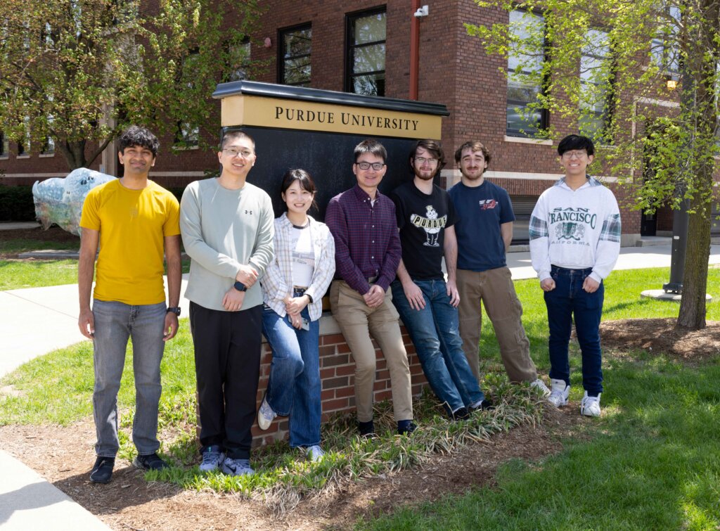 Clatian Groupoto: (Reft a la derecha): Akhil Pinnaparddy, Dongkai Guo, Rannon Johnson
