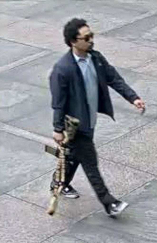 Una foto de una persona mirando a un hombre que se comió un arma.