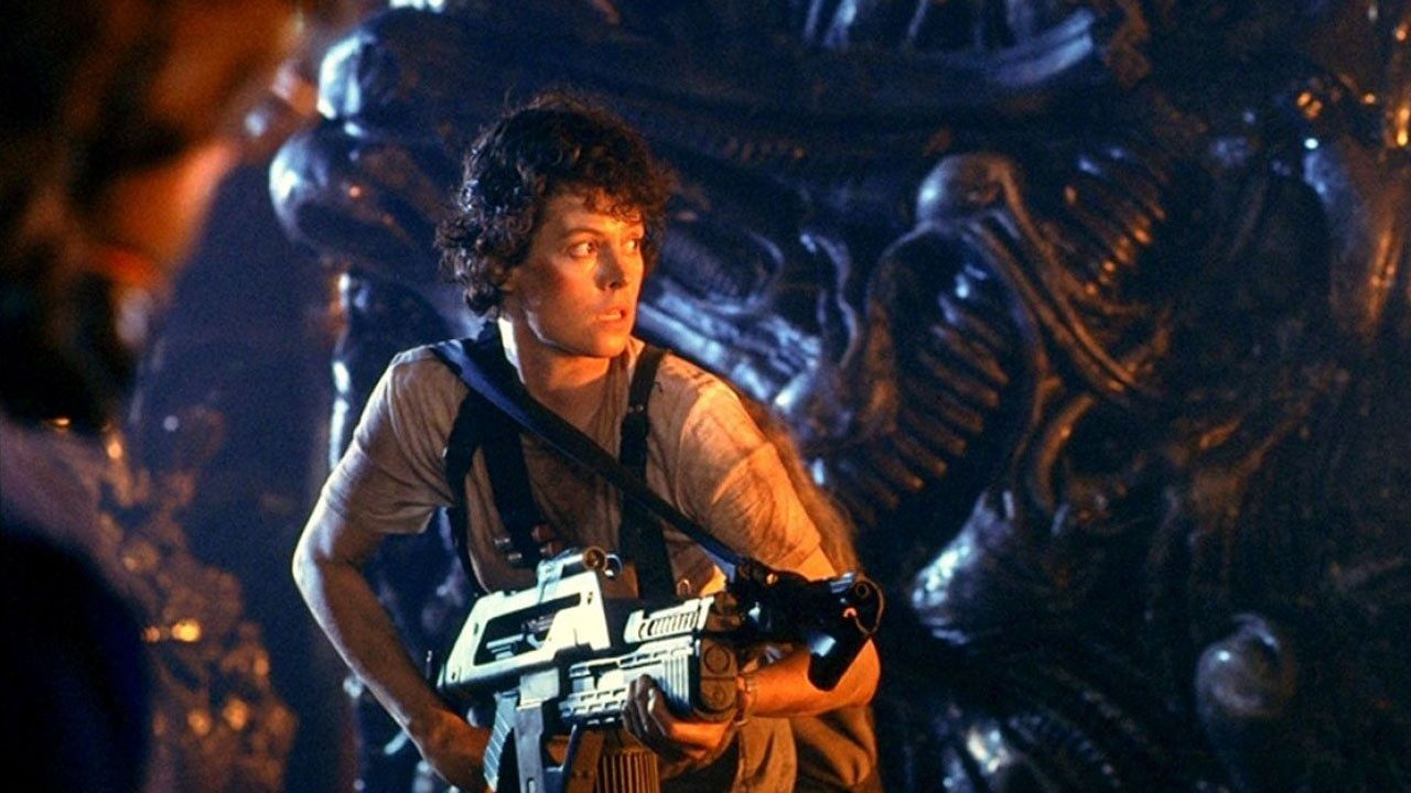 Ellen Ripley sostiene una pistola en Xenomorph Hive en los inmigrantes