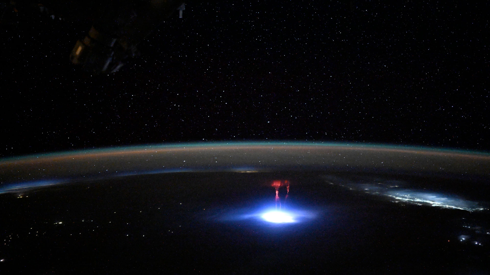 La brillante ola de luz sube al espacio superior del mundo, una gran tela blanca brillante.