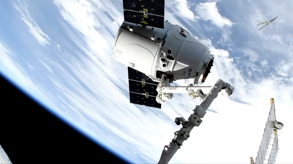 La estufa blanca-blanca con dos paneles diarios en el espacio, la tierra y el carácter.