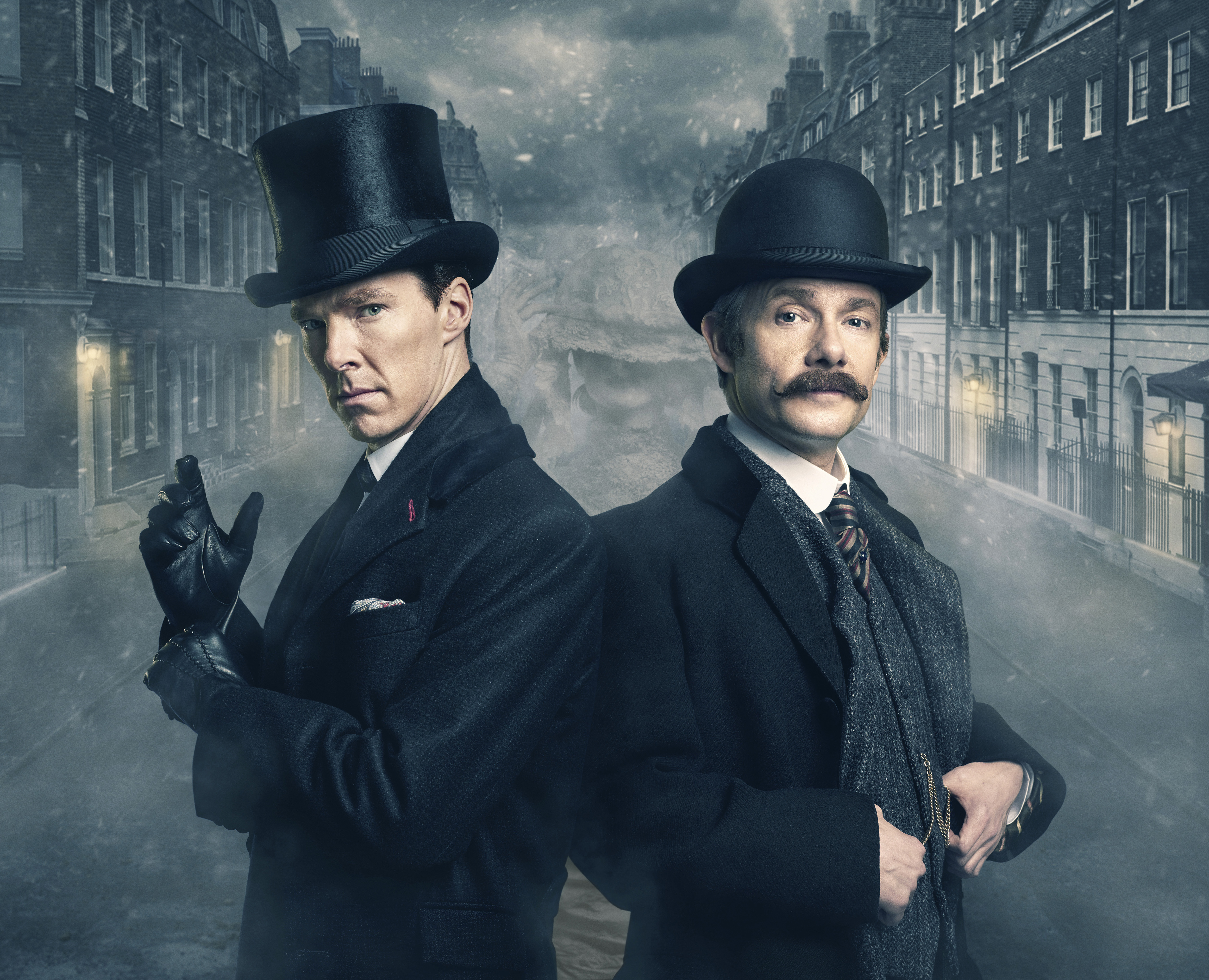 El Dr. John Watson (Martin Freeman) con Sherlock Holmes (Benedict Cumberbatch) con ropa de tiempo.