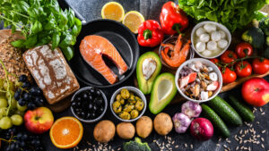 Platos tradicionales como la dieta mediterránea cambian constantemente en los centros de animales y otras plantas, nueces y frijoles. (Foto de stock)