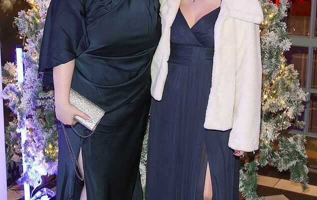Brian McFadden y su familia salieron a una noche de fiesta el viernes para el baile de Navidad de la Fundación Keith Duffy en la Mansión de Dublín (Molly y Lilly-Sue, en la foto).