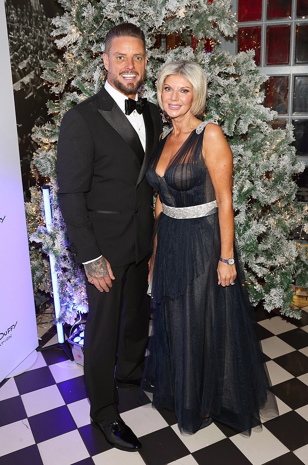 Keith asistió al evento con su esposa Lisa, quien lucía elegante con un elegante esmoquin mientras lucía deslumbrante con un vestido negro hasta el suelo.