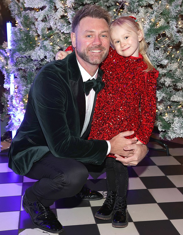 Brian y Ruby también posaron para fotografías de padre e hija frente al enorme árbol de Navidad de Mansion House.
