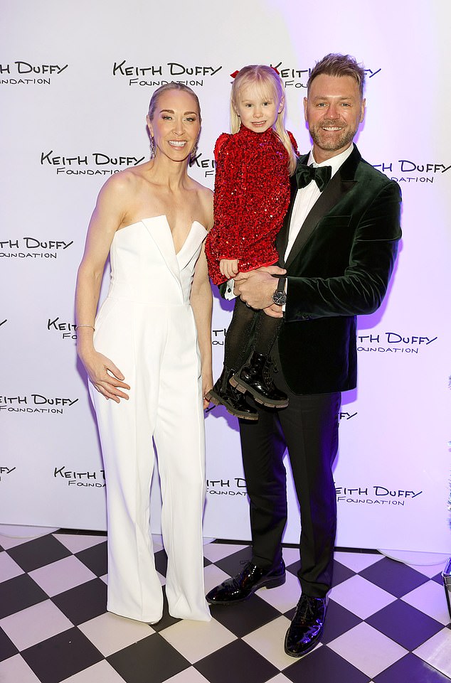 Brian posó con su esposa Danielle y su hija Ruby, a quienes dieron la bienvenida en 2021.